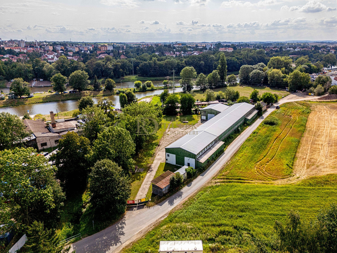 Pronájem skladovacích prostor 323 m²