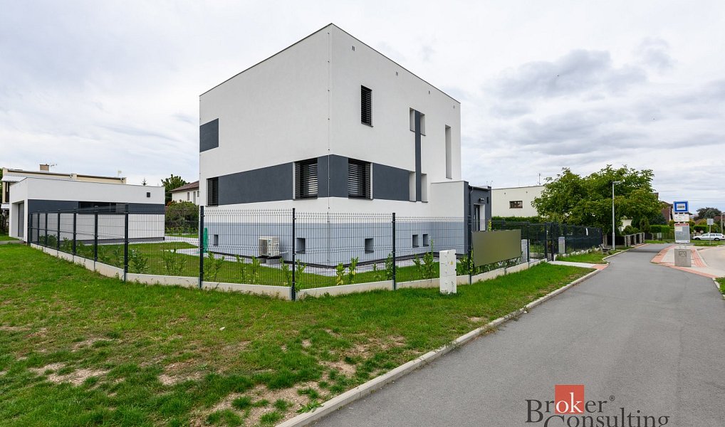 Prodej domu 218 m² s pozemkem 458 m², Plzeň – náhled fotky 3