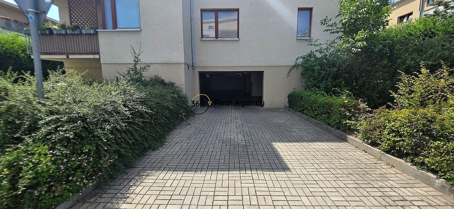Pronájem prostorného garážového stání 16,5 m2 Praha 10 Štěrboholy. – fotografie 3