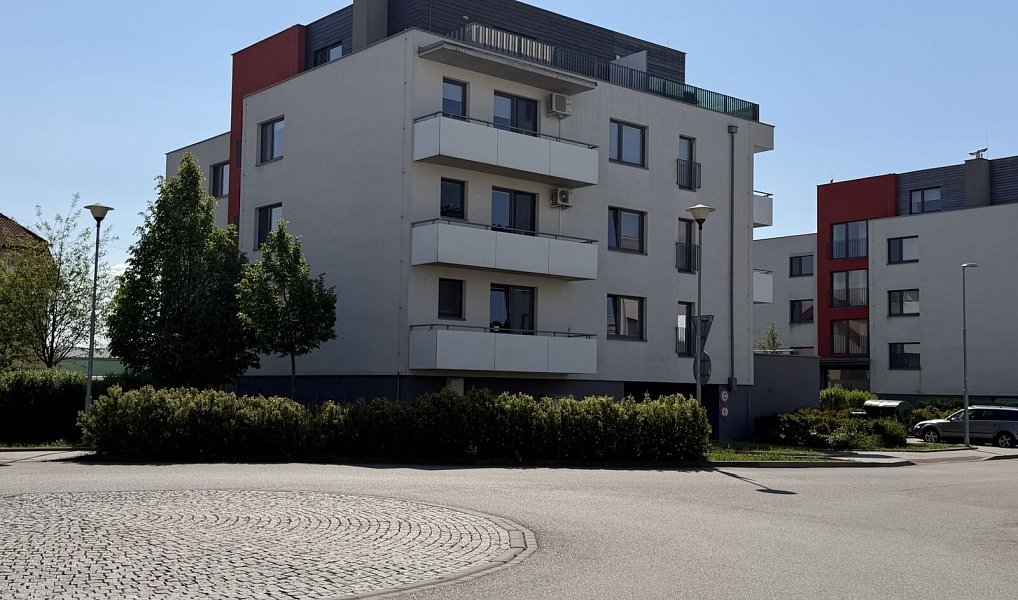 Prodej garážového stání na sídlišti Zelnice ve Slavkově u Brna., Slavkov u Brna – náhled fotky 2
