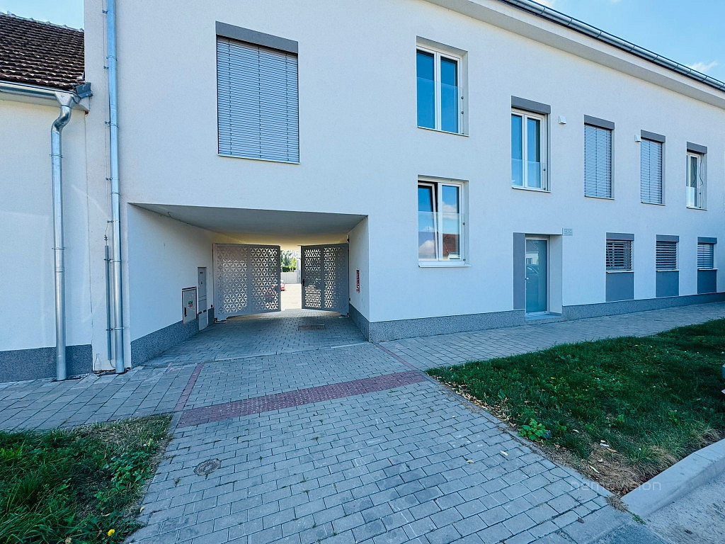Pronájem parkovacího stání, 13 m2, Brno-Černovice Faměrovo náměstí – fotografie 4