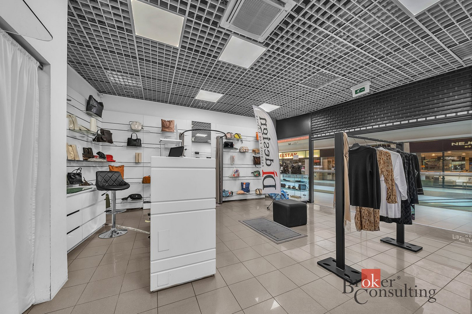 Pronájem komerční, 190.6 m², Hradec KrálovéDukelská třída – pohled 3