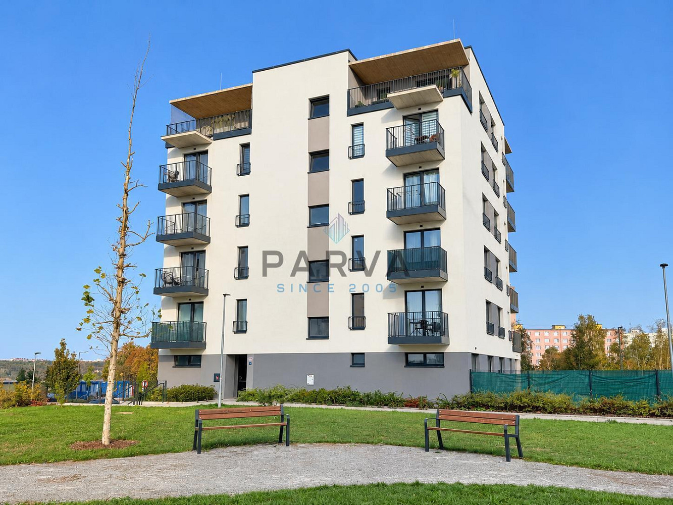 Pronájem světlého bytu 1+kk, 40,8 m², se zahrádkou a terasou, Plzeň Skvrňany