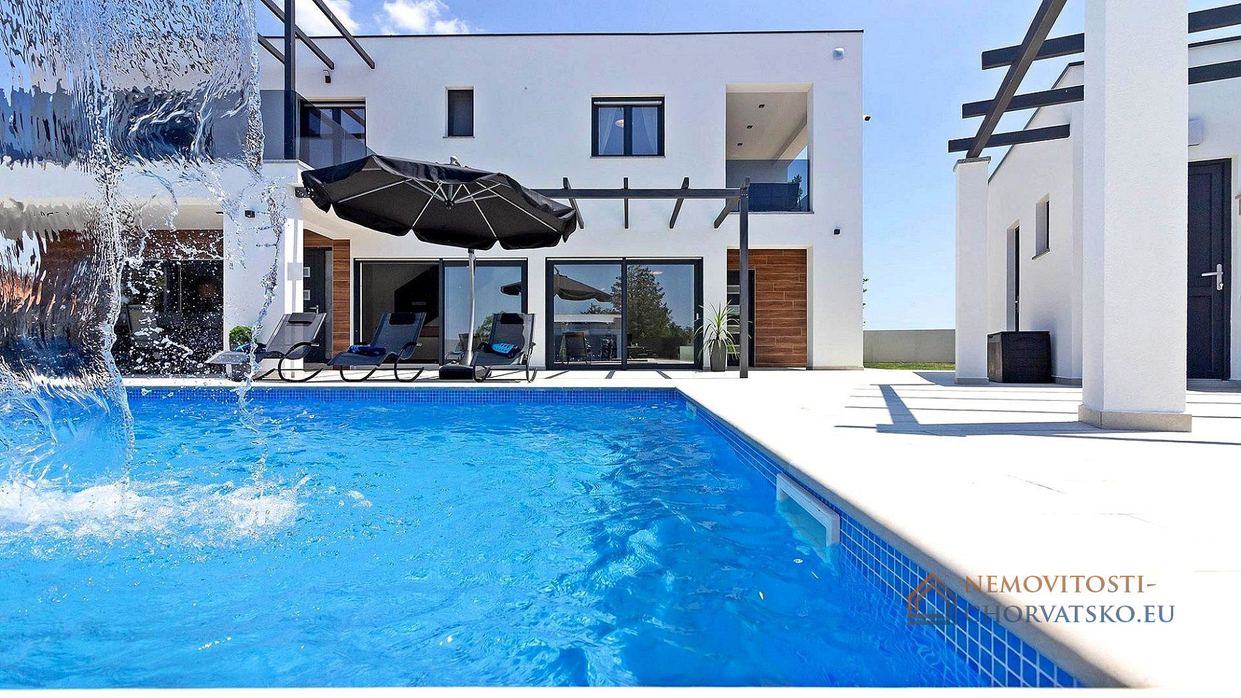 Prodej domu 280 m² s pozemkem 692 m² - Widok 3