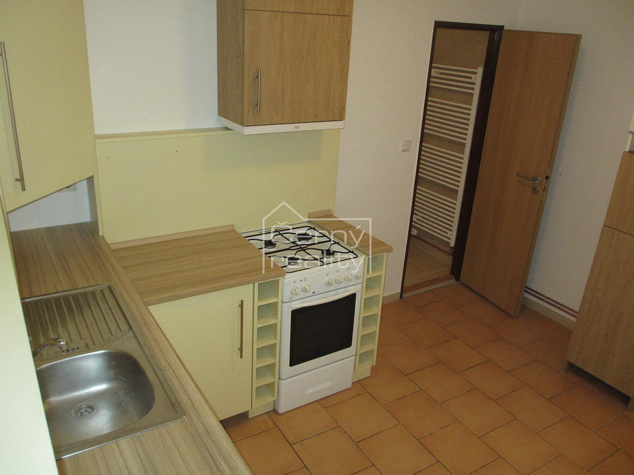 Prodej komerčního objektu - nájemního domu v centru Chrudimi, 3 byty (210 m²), 3 nebyty (140 m²) – pohled 4