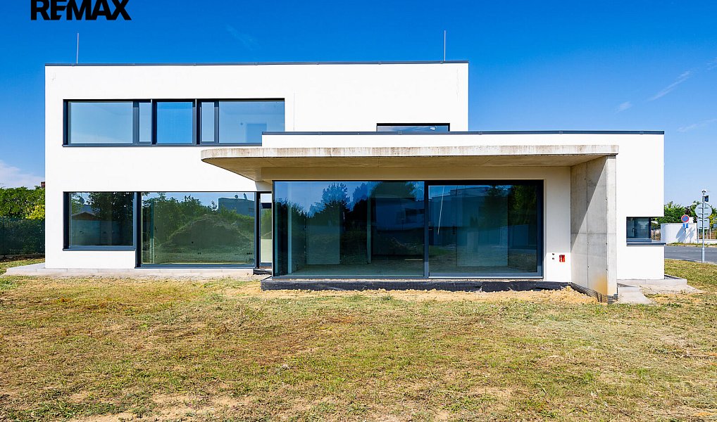Prodej domu 206 m² s pozemkem 1 232 m², Jesenice – náhled fotky 3