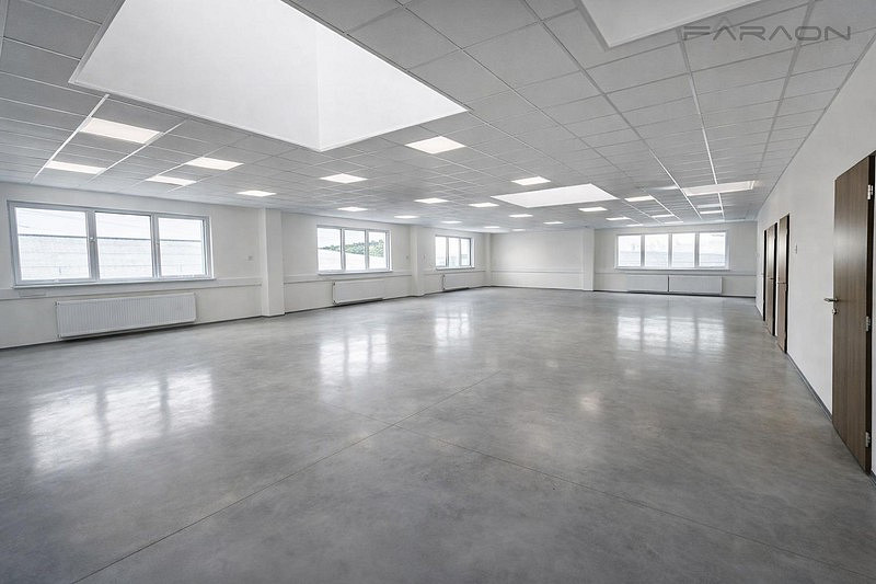 Pronájem skladovacích prostor 1 100 m² – fotografie 3