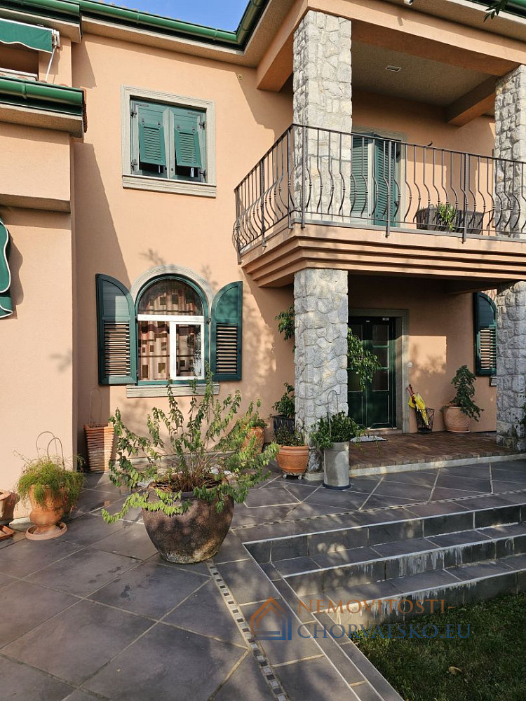 Prodej domu 235 m² s pozemkem 986 m² - Aanzicht 2