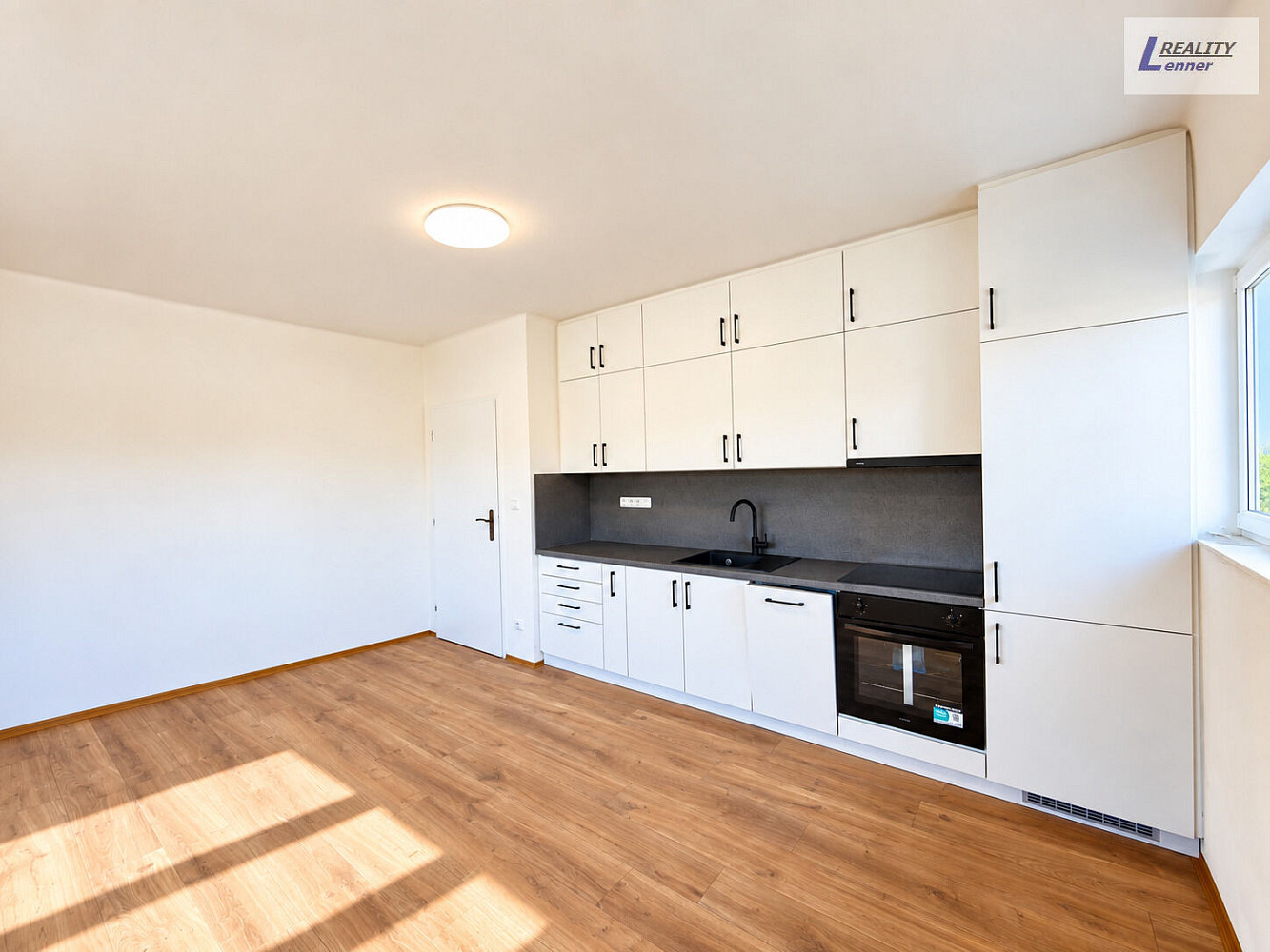 Prodej komerčního objektu (jiného typu) 218 m² – fotografie 2