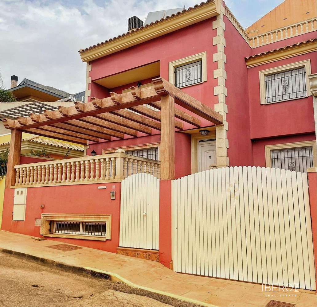 Prodej domu 300 m² s pozemkem 300 m²