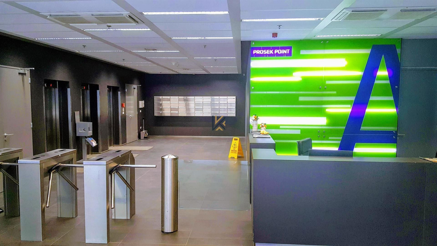 Pronájem kanceláře 303 m² – fotografie 2