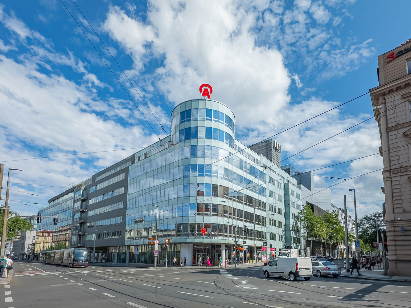 Pronájem kanceláře 1 180 m²