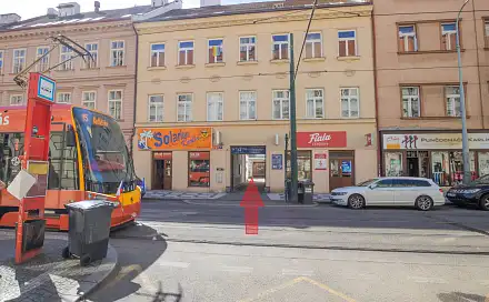 Praha karlín, garáž k pronájmu