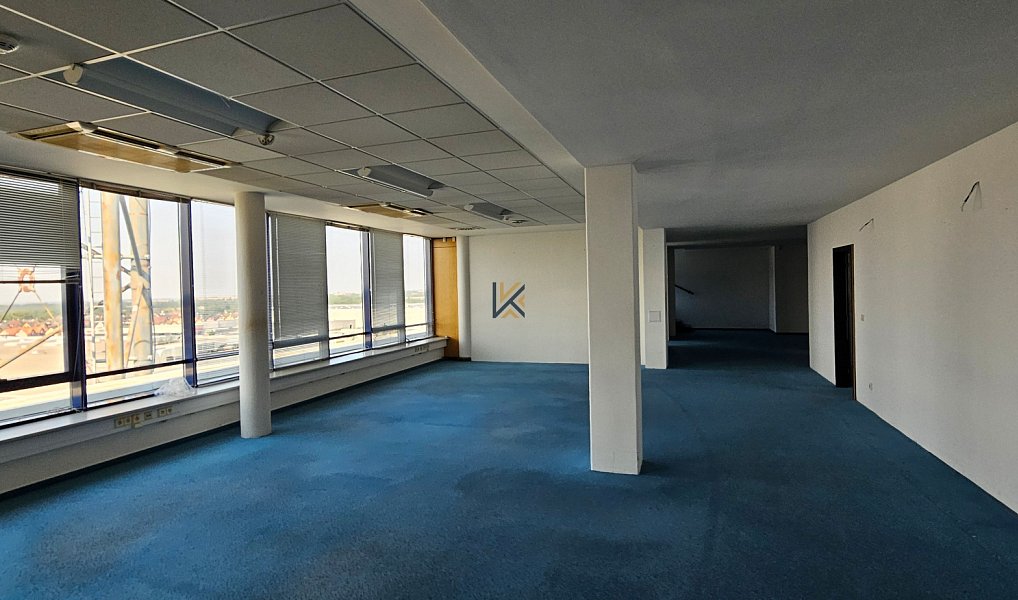 Pronájem kanceláře 322 m², Nupaky – náhled fotky 2