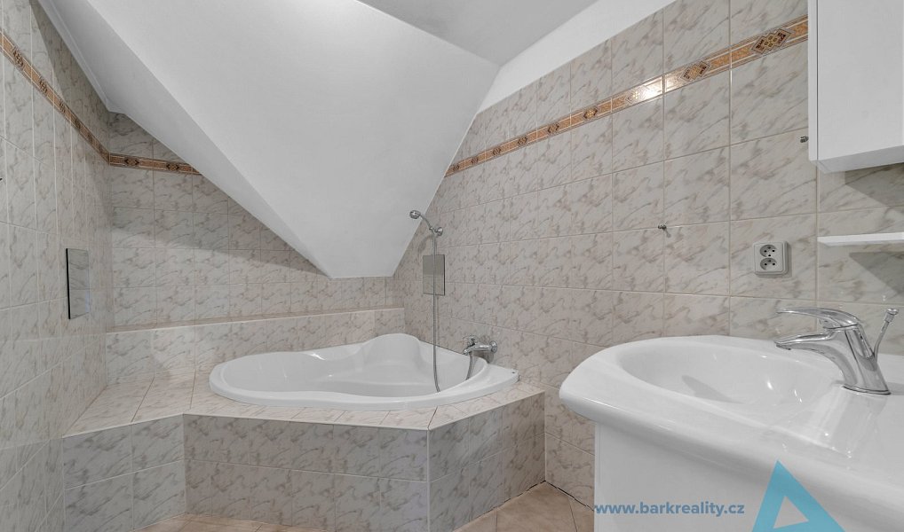 Prodej domu 180 m² s pozemkem 628 m², Nová Paka – náhled fotky 15