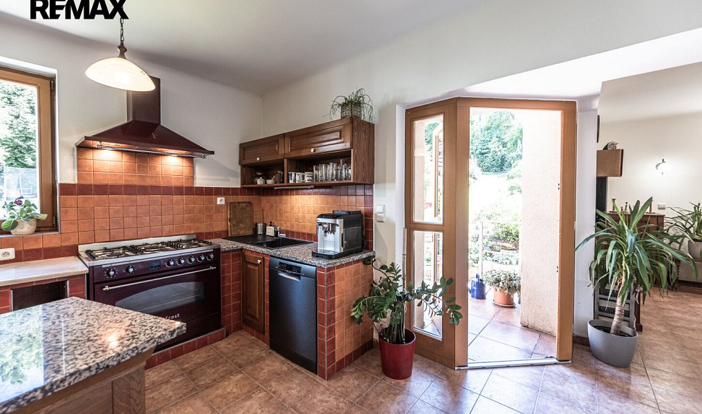 Prodej domu 213 m² s pozemkem 1 886 m², Mirošovice – náhled fotky 3