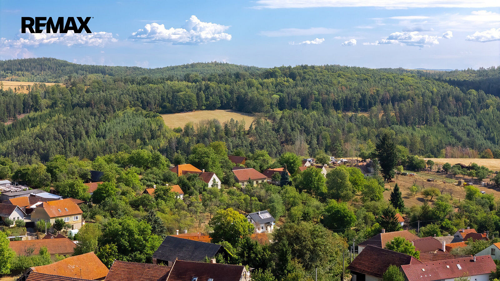 Prodej stavebního pozemku 692 m² – fotografie 2