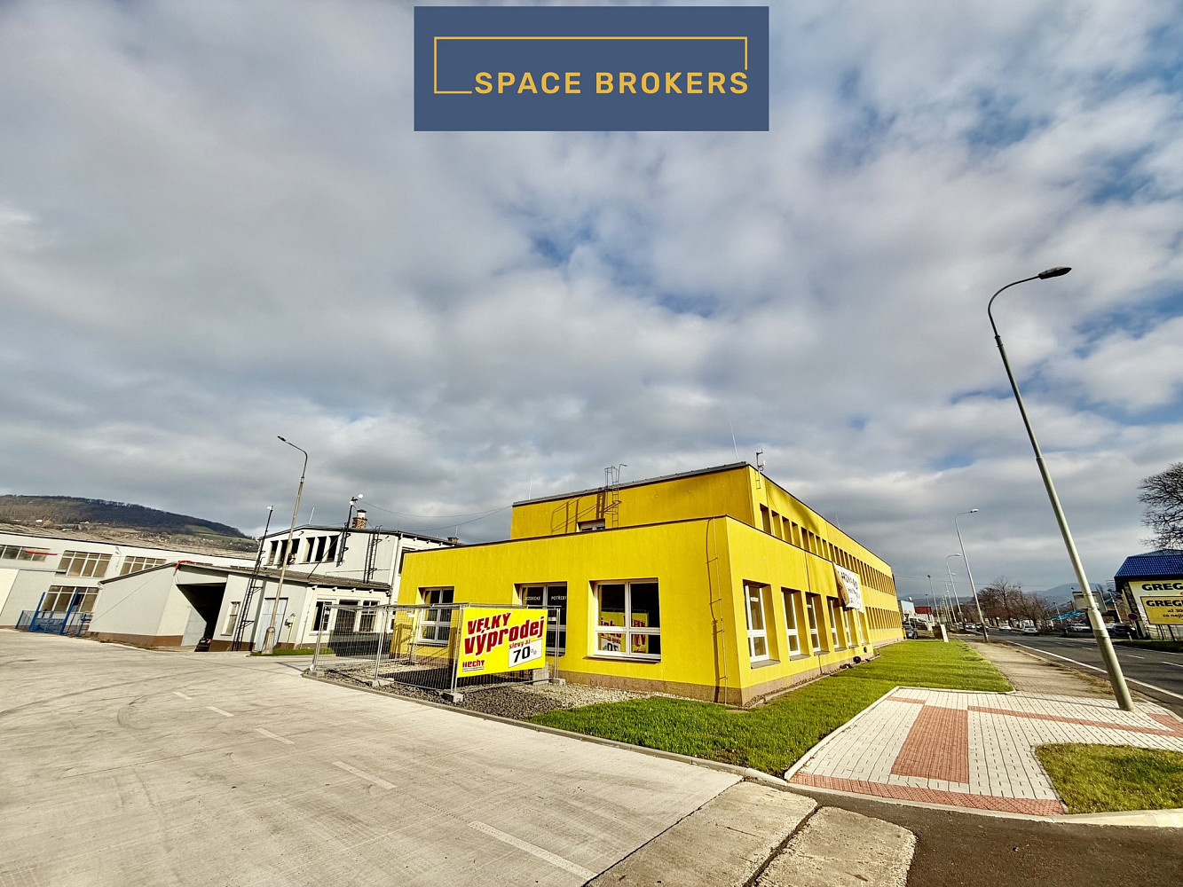 Pronájem obchodních prostor 490 m²