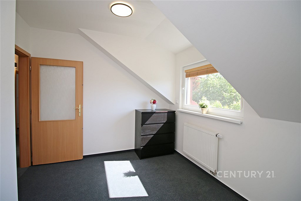 Pronájem domu 143 m² s pozemkem 386 m² — photo 3