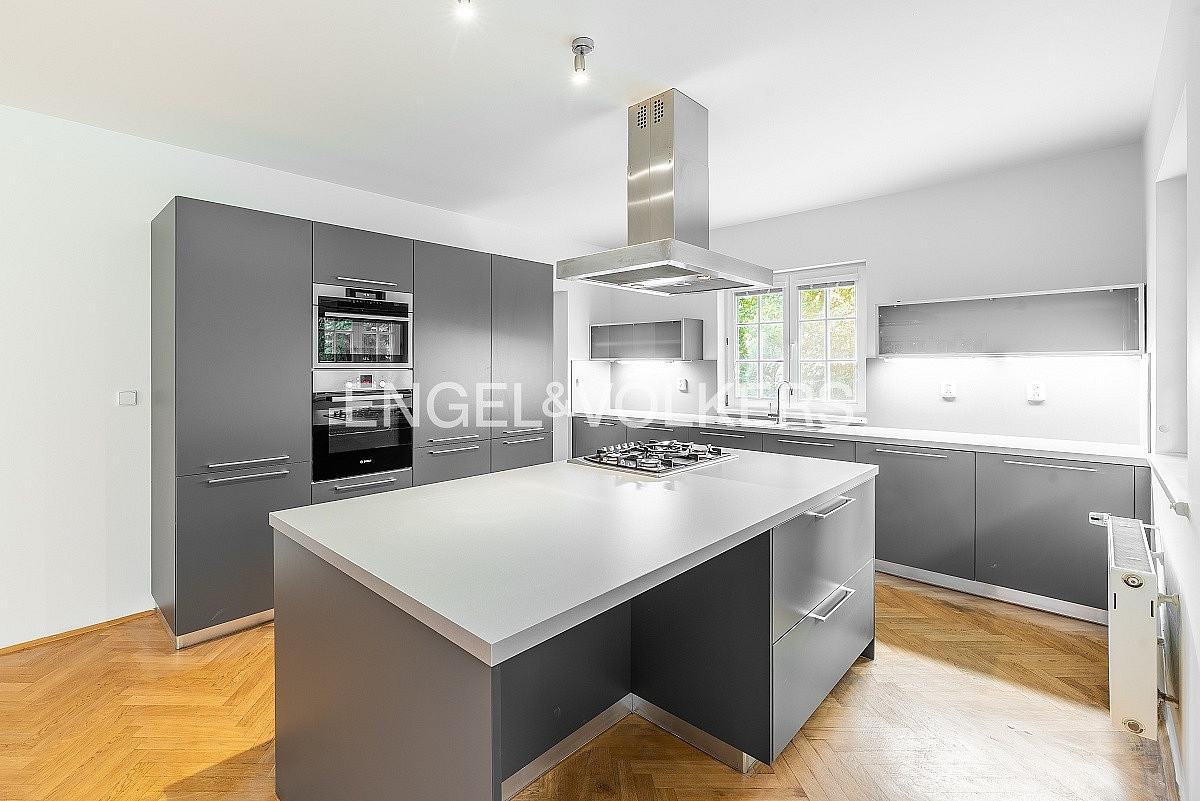 Pronájem domu 302 m² s pozemkem 737 m² — photo 2