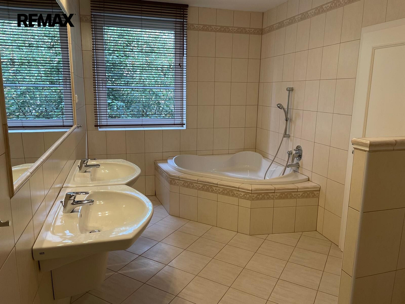 Pronájem bytu 5+kk 182 m² – fotografie 3