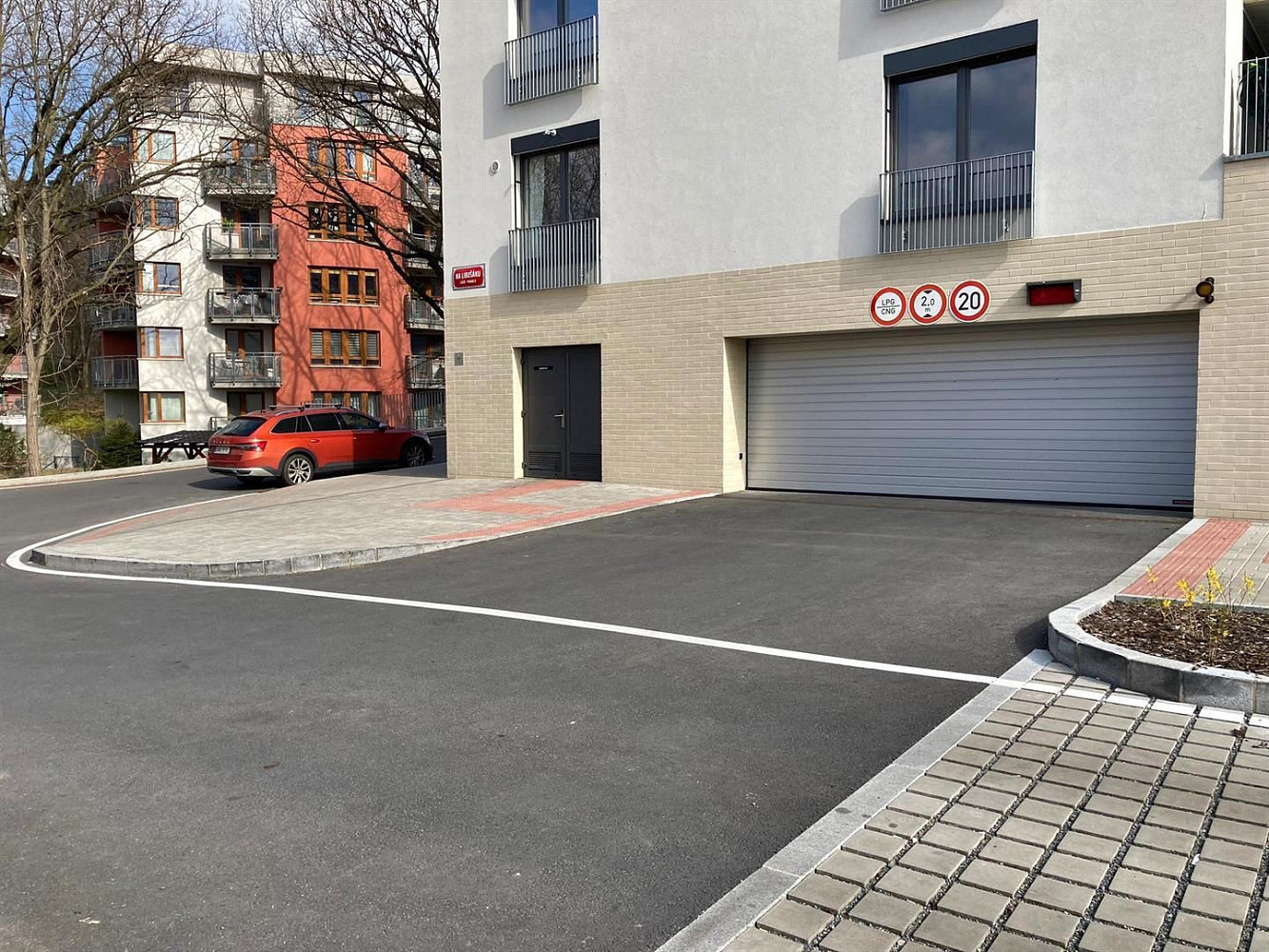 Pronáje garážového stání v ulici františka kadlece, praha libeň — photo 2