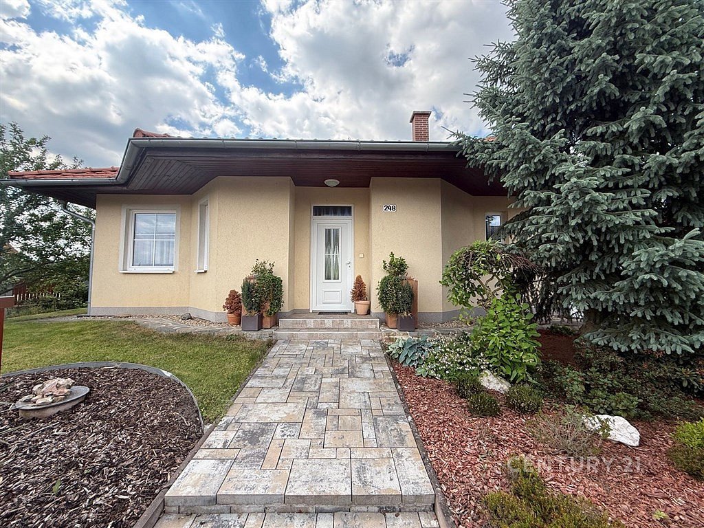 Pronájem domu 110 m² s pozemkem 594 m²