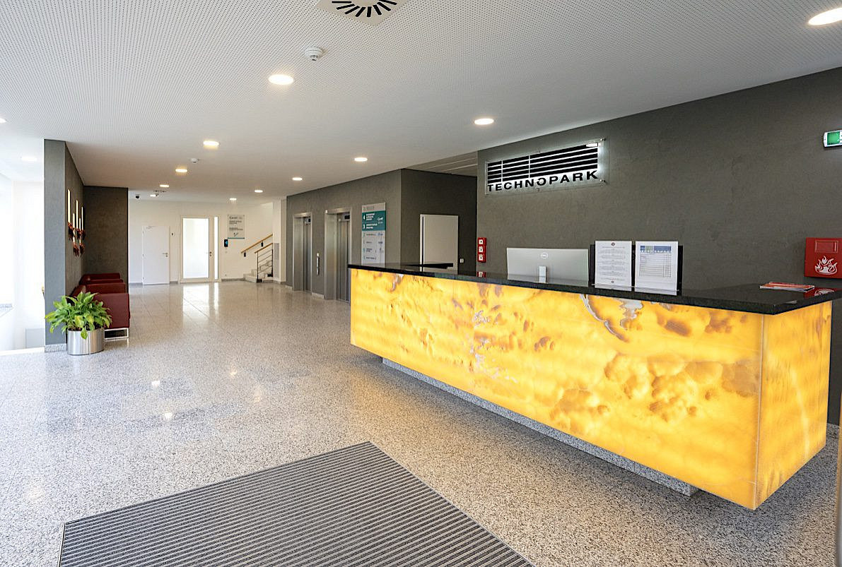 Pronájem kanceláře 243 m² – fotografie 2