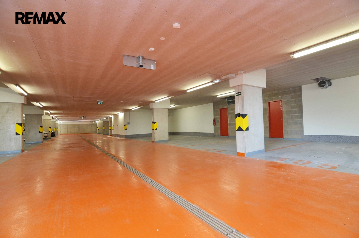 Pronájem garážového stání 16 m2, praha 5