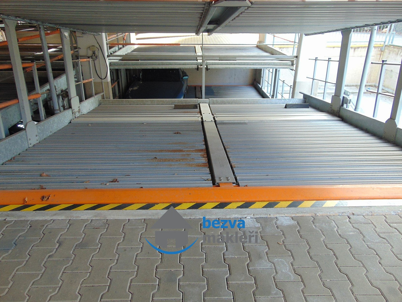 Pronájem garážové stání, 11 m2 - Pardubice