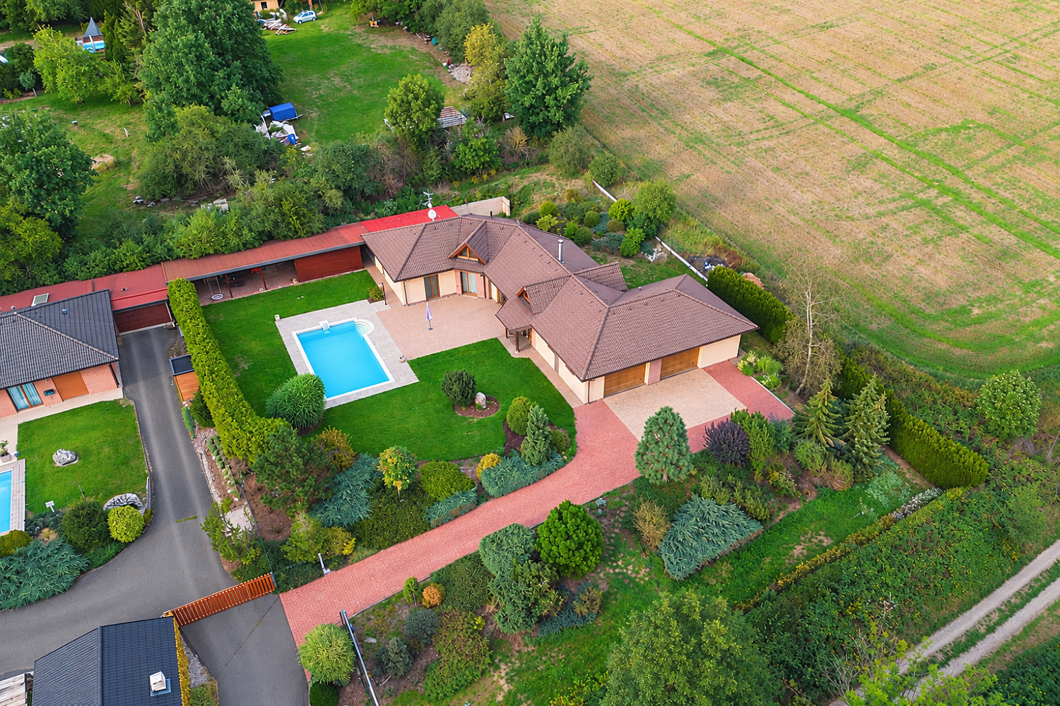 Prodej domu 750 m² s pozemkem 3 000 m²