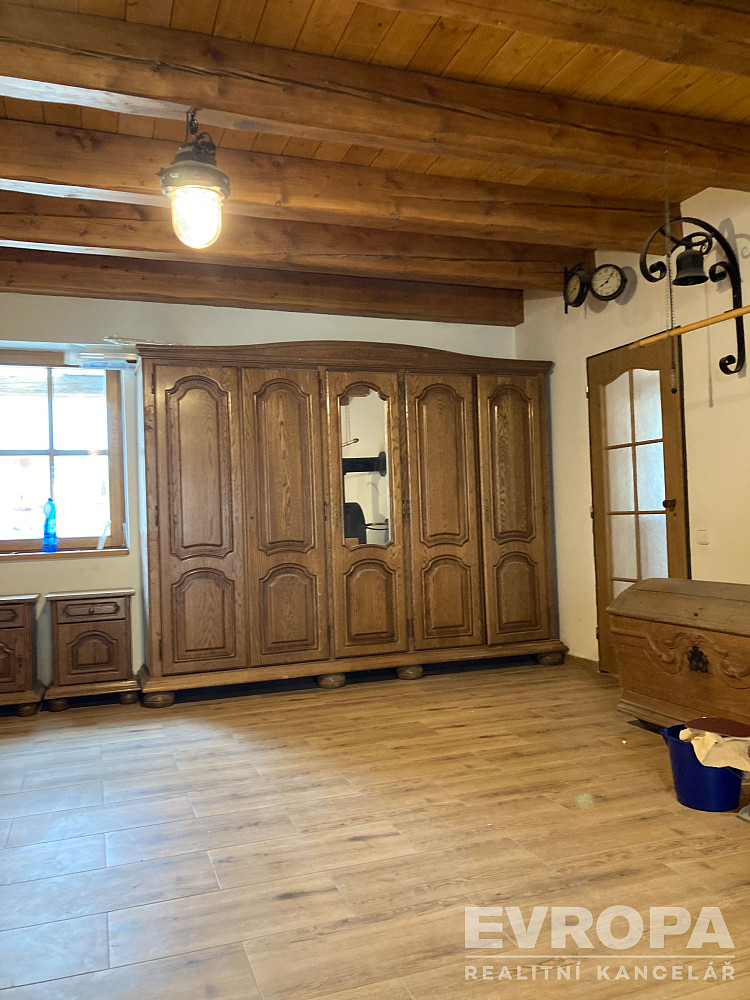 Pronájem domu 280 m² s pozemkem 877 m²