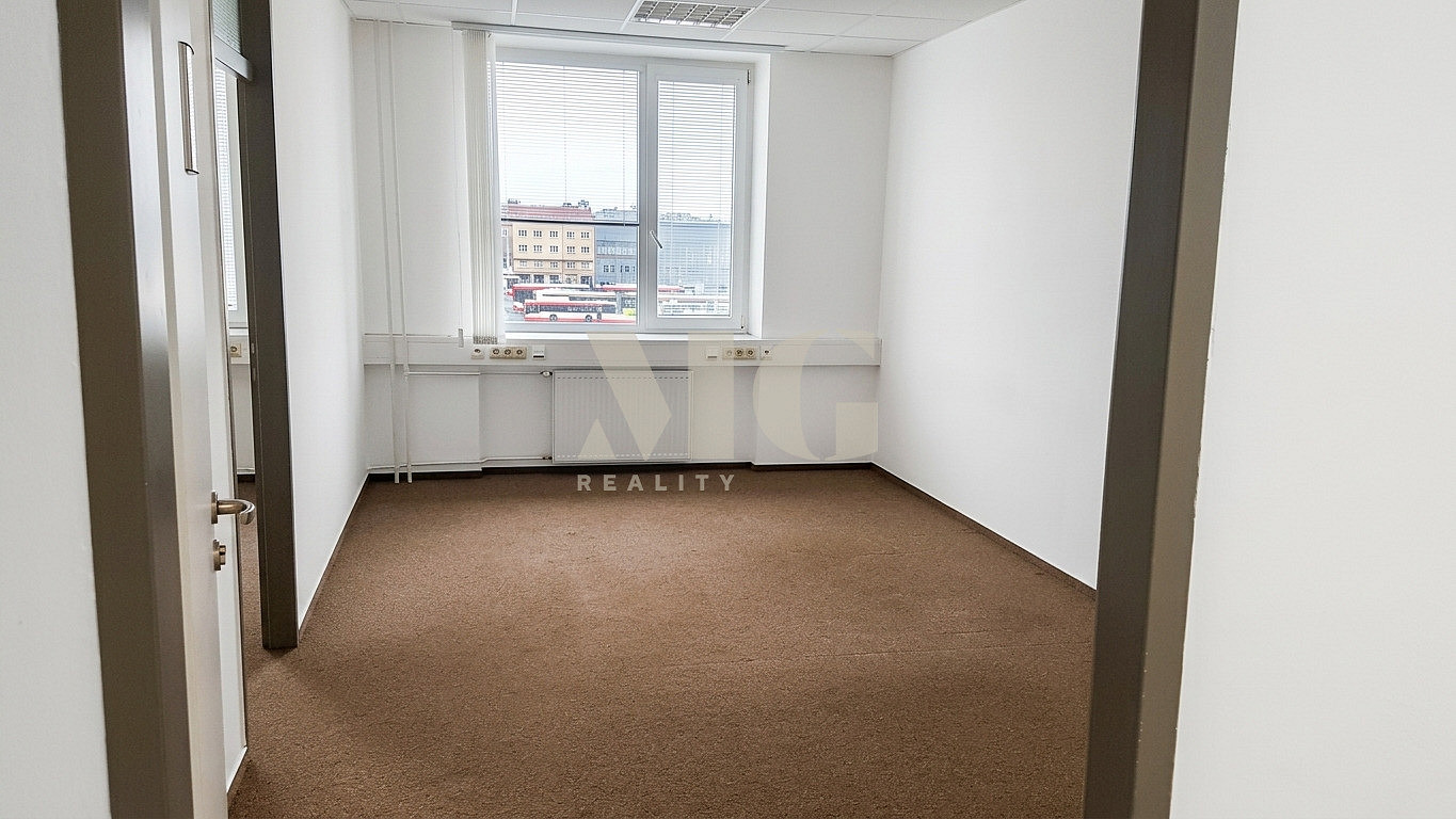 Pronájem kanceláře 320 m² – fotografie 3
