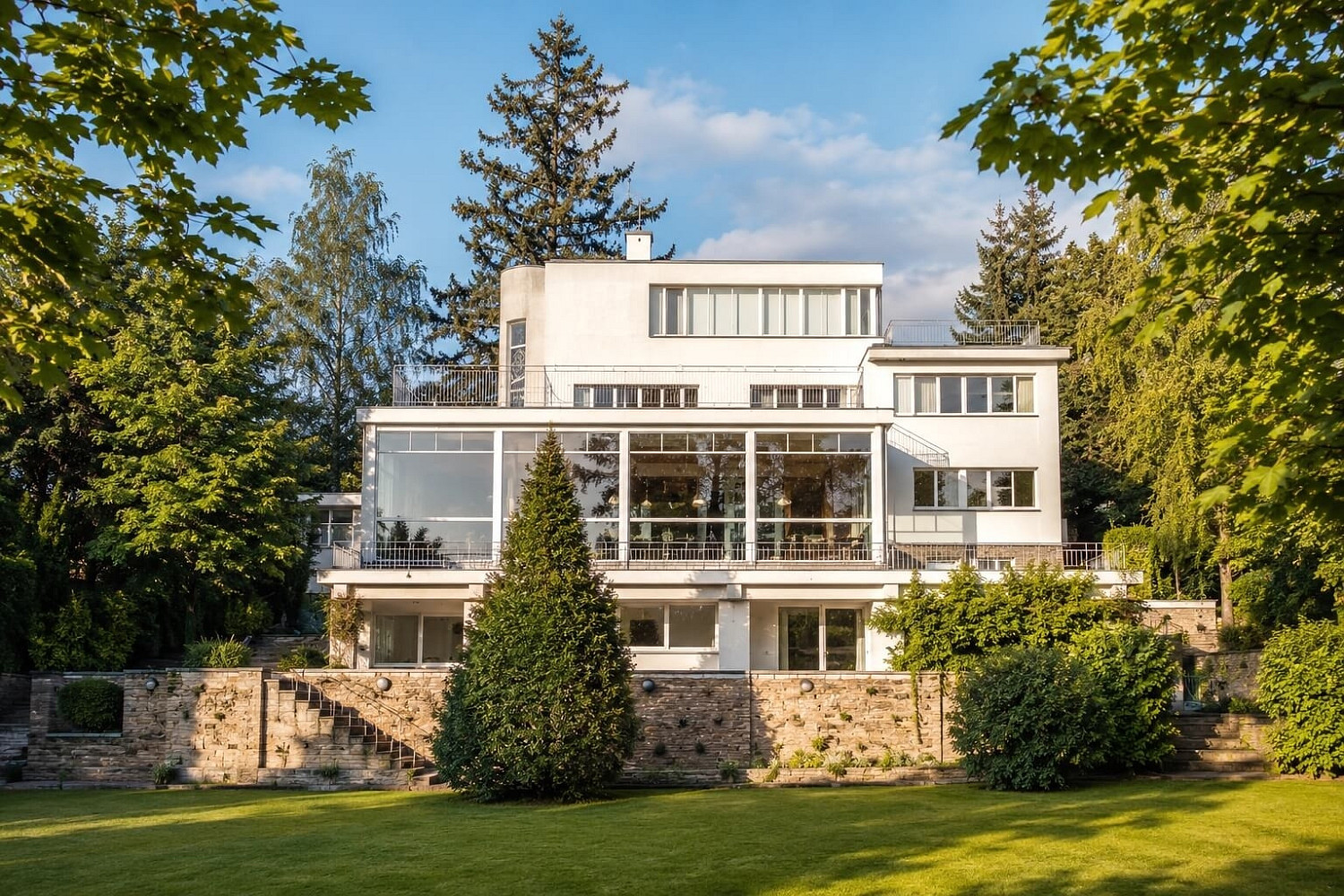 Pronájem domu 1 200 m² s pozemkem 3 532 m²
