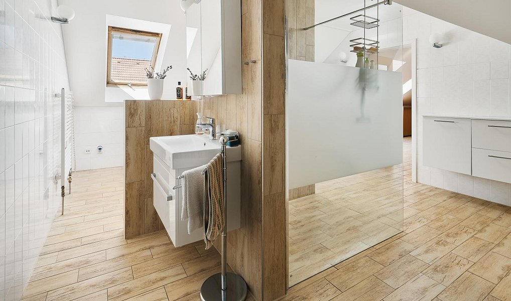 Prodej domu 320 m² s pozemkem 648 m², Jesenice – náhled fotky 15