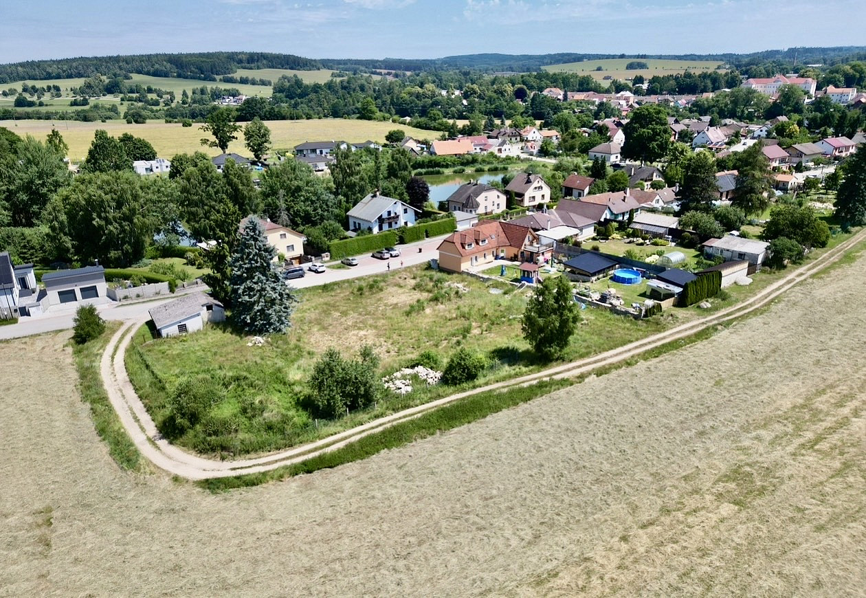 Prodej stavebního pozemku 880 m² – fotografie 2
