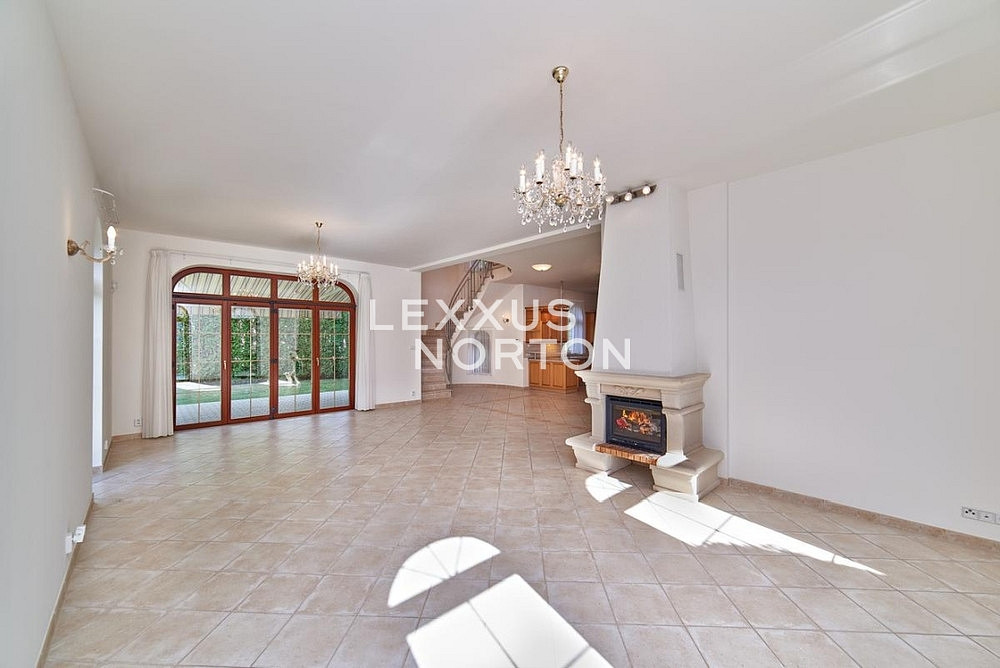 Pronájem domu 270 m² s pozemkem 429 m² — photo 2