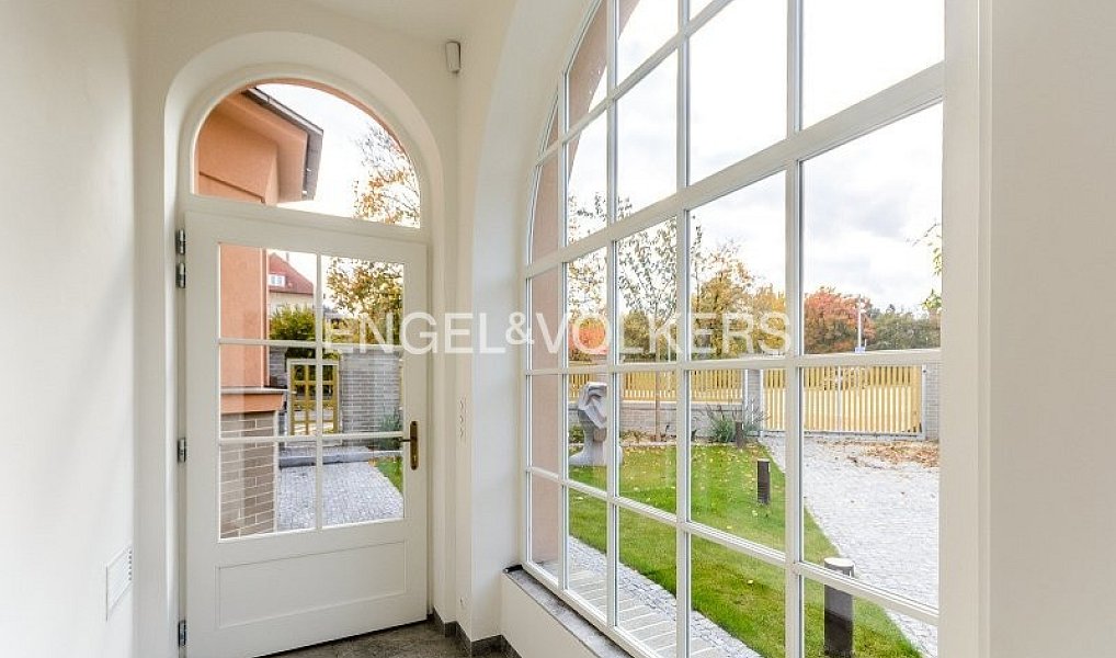 Pronájem domu 250 m² s pozemkem 351 m², Praha – náhled fotky 3