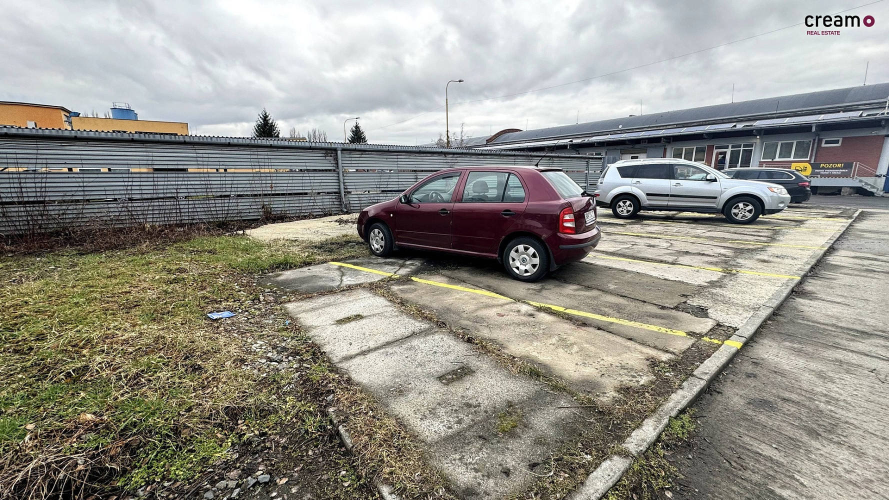 Pronájem parkovací plochy, 225 m² - Zlín, areál Rybníky – pohled 2