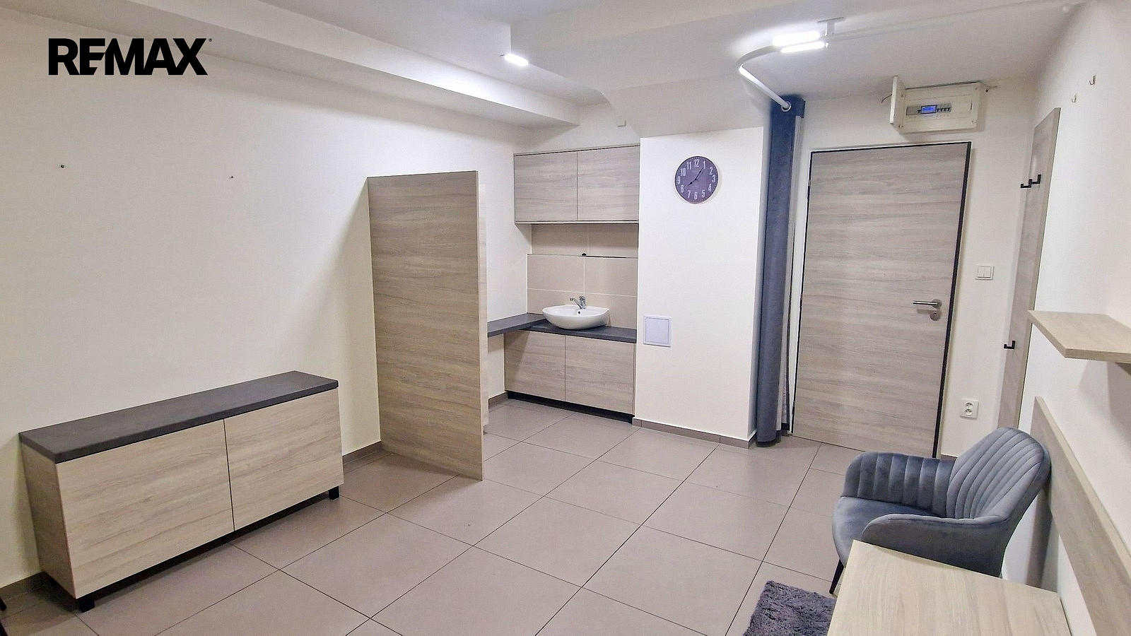 Pronájem obchodních prostor 16 m²