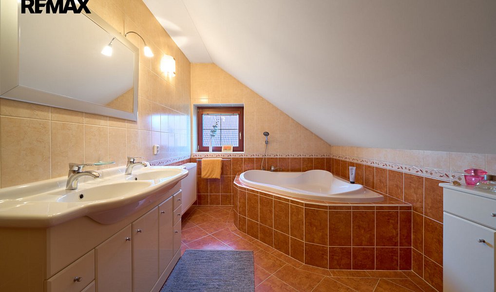 Prodej domu 210 m² s pozemkem 1 003 m², Hradec Králové – náhled fotky 16