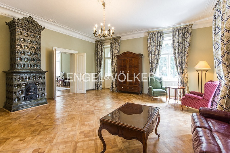 Pronájem domu 827 m² s pozemkem 7 900 m²