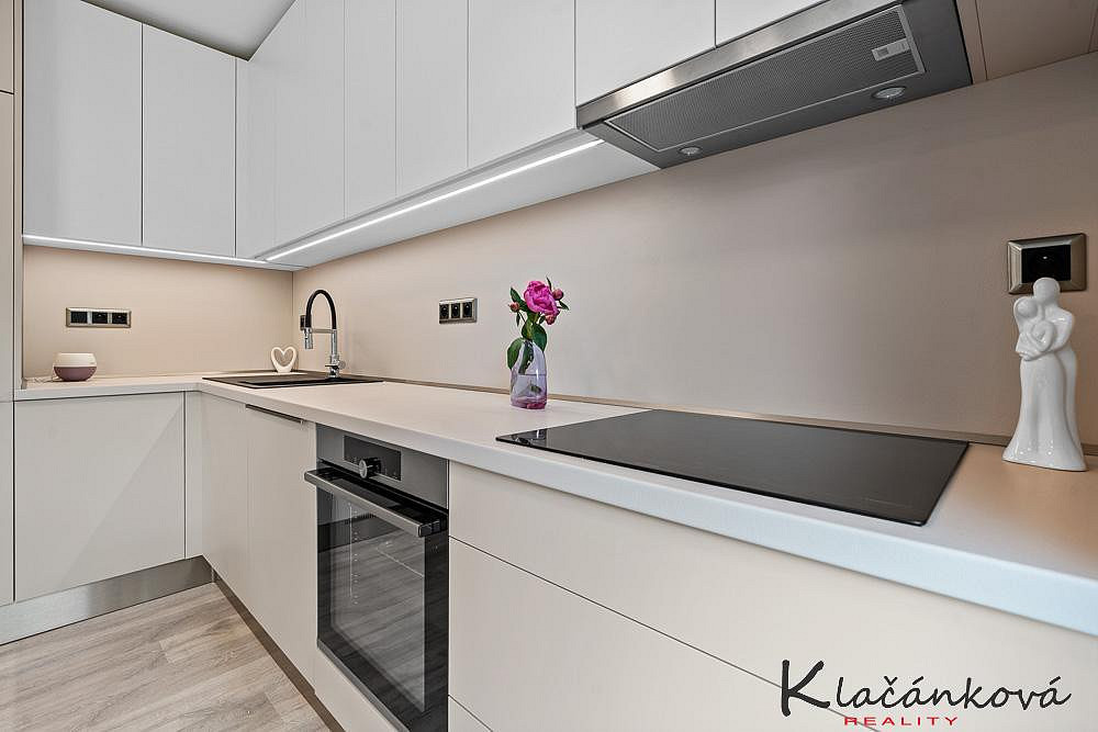 Prodej bytu 1+kk 32 m² — photo 2