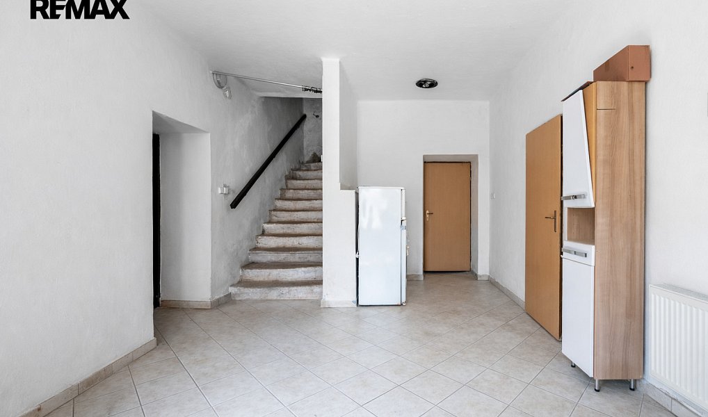 Prodej zemědělského objektu 951 m², Hluboké Dvory – náhled fotky 8