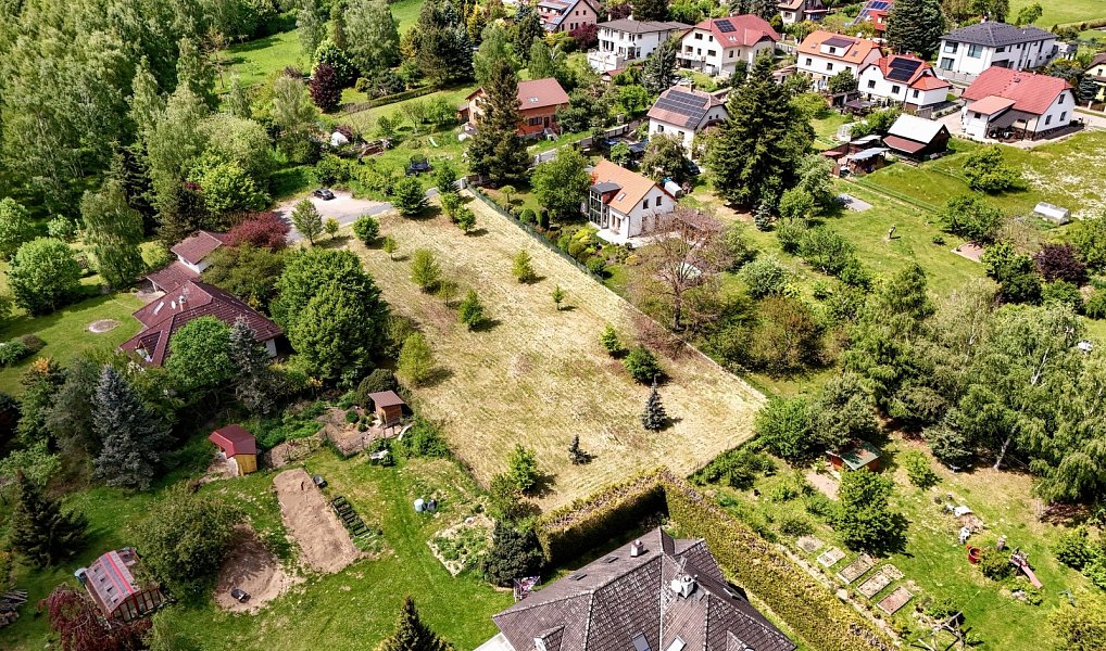 Prodej stavebního pozemku 1 358 m², Velké Popovice – náhled fotky 3