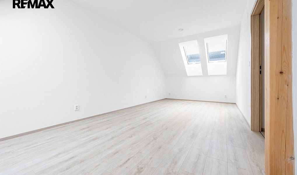 Prodej bytu 4+kk 91 m², Jince – náhled fotky 13
