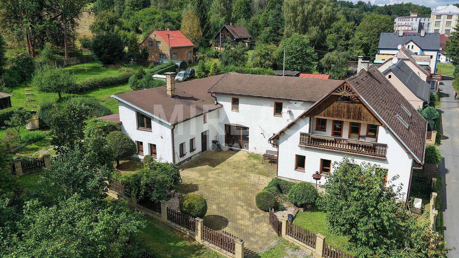 Prodej domu 350 m² s pozemkem 2 136 m²