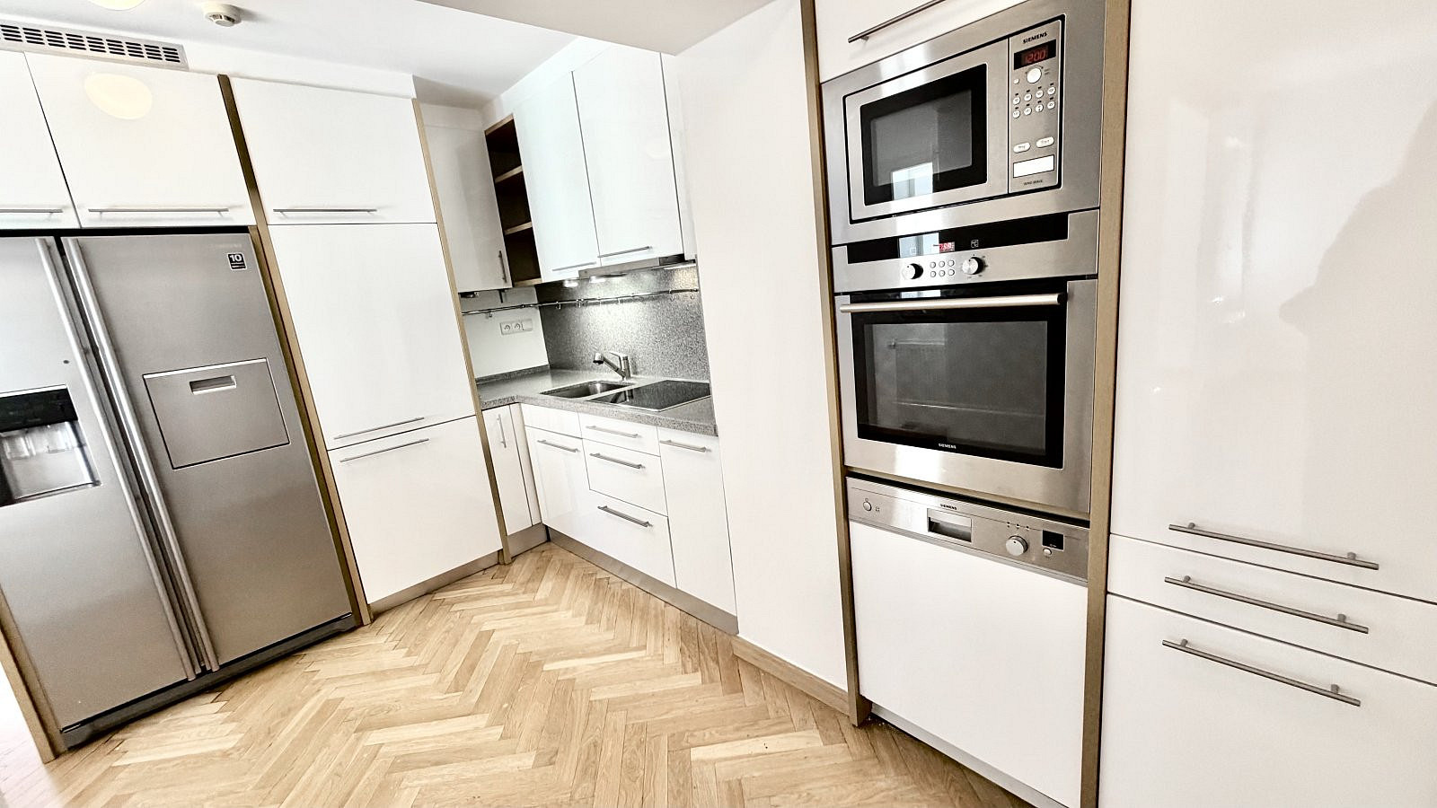 Pronájem bytu 4+kk 100 m² — photo 2