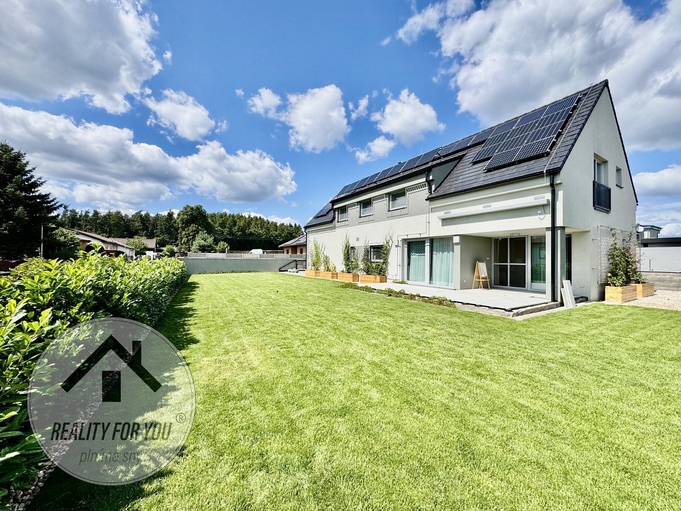 Prodej domu 240 m² s pozemkem 677 m² – fotografie 2
