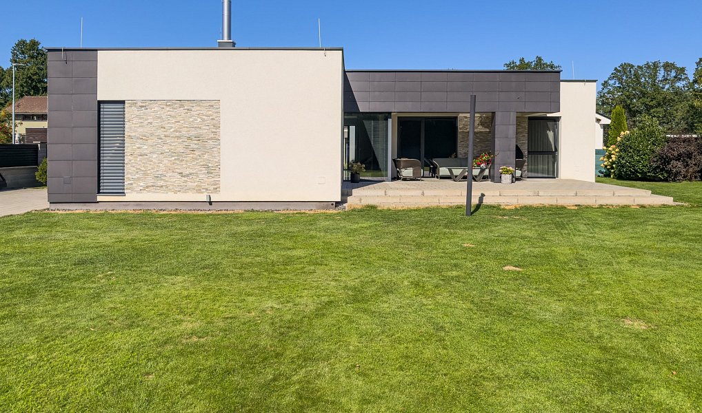 Prodej domu 181 m² s pozemkem 951 m², Kamenice – náhled fotky 2